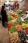 Ägypten, Luxor. Eine Frau kauft frisches Obst und Gemüse zu einem Souk in Luxor.