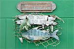 Fish Tales dit ici signe sur la porte du chalet, Clovelly, Devon, Royaume-Uni