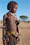 Une fille de Hamar en habit traditionnel. Sa jupe en cuir est fabriqué à partir les brins torsadés de peau de chèvre. ""Porcelaines"" est toujours populaires pour embellir l'apparence d'une femme ou jeune fille.Le Hamar sont des pasteurs semi-nomades qui vivent dans des pays difficiles autour des montagnes de Hamar du sud-ouest de l'Éthiopie.