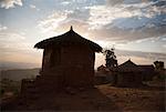 Ethiopie, Lalibela. Huttes traditionnelles à Lalibela au coucher du soleil.