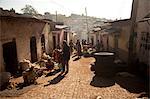 Éthiopie, Harar. Harari habitants achètent des marchandises sur le marché.
