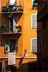 France, Provence, Nice. Appartements traditionnels français en plein centre de Nice. La ville est un centre touristique majeur et une principale station balnéaire sur la côte d'Azur (PACA).