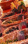 Frankreich, Provence, Nizza. Körbe mit Oliven auf dem stall in Nizzas Altstadt. Die Stadt ist ein wichtiges touristisches Zentrum und führendes Resort an der französischen Riviera (Côte d ' Azur).