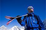 France, Chamonix, Grands-Montets. Un homme tenant des skis au sommet d'un ascenseur