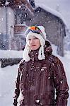 Frankreich, Chamonix. Eine junge Frau im Snowboard-Ausrüstung