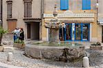 Provence, Frankreich. Ein Springbrunnen in einem französischen Dorf in der Provence, Frankreich