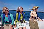 Aux îles Galapagos, visiteurs à l'île de Genovese regagner leur yacht à moteur sur un panga ou en caoutchouc gonflable miteux.