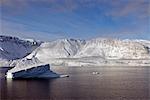 Grönland, Ittoqqortoormiit. Ein Eisberg in den ruhigen Gewässern des Ittoqqortoormiit (Scoresbysund) auf der Nord-Ost-Küste Grönlands.