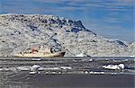 Groenland, Ittoqqortoormiit. Aller à terre en zodiac dans les eaux calmes d'Ittoqqortoormiit (Scoresbysund) sur la côte nord-est du Groenland. Le paquebot russe Multanovsky professeur ancré.