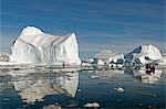 Grönland, Ittoqqortoormiit. Ein Ausflug durch die Eisberge von Zodiac in den ruhigen Gewässern des Ittoqqortoormiit (Scoresbysund) auf der Nord-Ost-Küste Grönlands.