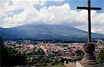 Auf Antigua und eine Wolke gehüllt Agua Vulkan aus der Sicht des Cerro De La Cruz.