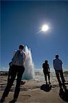 Islande. Geysir (parfois appelé The Geysir grande), dans la vallée Haukadalur, est le geyser connu plus ancien et l'un des exemples plus frappants du monde du phénomène. Le geyser de mot anglais pour désigner une source thermale jaillissement dérive de Geysir (qui est lui-même dérivé du verbe islandais gjosa signifiant en éruption). Geysir est situé sur les pentes de la colline de Laugarfjall.