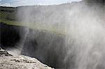 Island. Gullfoss (Goldener fällt) ist ein prächtiges 32 m hohen Doppel Wasserfall auf der White River (Hvíta). Die Strömung des Flusses von der regelmäßigen Regenfälle und das eiszeitliche Schmelzwasser, besonders im Sommer ist es, in das größte Volumen liegt in Europa.