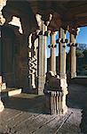 Lumière oblique révèle anciennes compétences décoratifs à un petit temple hindou dans l'enceinte du Kumbhalgarh Fort, parmi les plus élevés dans le Rajasthan.