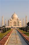 Klassische Ansicht des Taj Mahal aus Distanz. Agra, Indien