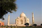 Blick auf das Mausoleum des Taj Mahal, Agra in der Nähe. Indien