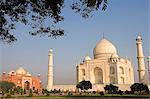 Blick über Paradiesgärten in Richtung Mausoleum Taj Mahal, Agra. Indien