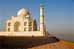 Blick auf den Taj Mahal Mausoleum aus über die Chameli Farsh (Terrasse), Agra. Indien