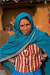 Indien, Rajasthan, Jaipur, Sariska. Die Matriarchin der Haushaltsvorstand kleine Landwirtschaft macht eine Pause vom Mittagessen zu posieren für die Kamera vorbereiten.