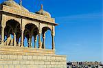 Inde, Rajasthan, Jaisalmer, Bada Bagh (littéralement grand jardin). Construit par un descendant de Tess et maharaja de Jaisalamer, Jai Singh II, mis en service un barrage pour créer un réservoir d'eau au cours de son règne au XVIIIe s. Après sa mort, son fils Lunkaran, construit un beau jardin à côté du lac et un Clément (Hindi pour cénotaphe) pour son père sur une colline à côté du lac.