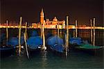 Gondeln und Isola Di San Giorgio Maggiore Church in der Nacht