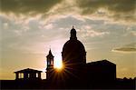 Coucher de soleil silhouette de Chiesa di San Frediano dans église Cestello sur le fleuve Arno