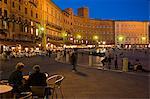 Italie, Toscane, Sienne. Touristes s'asseoir à l'extérieur à des tables de restaurant autour de la Piazza del Campo, la place médiévale de Sienne.