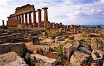 Italie, Sicile, Trapani. Selinunte est une ville grecque antique abandonnée, avec les ruines d'une acropole et de nombreux temples. La ville a été fondée dans le septième siècle avant JC et effectivement détruite en 409 av.. Selinunte est situé dans la côte du sud-ouest de la Sicile, dans la province de Trapani, à proximité de la frontière avec la province d'Agrigente.