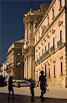 Siracusa, Sicile, Italie ; Une famille à pied dans la place principale d'Ortigia, centre historique de Syracuse