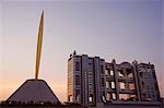 La flamme de l'aiguille d'or Liberty et le bâtiment de Fuji TV