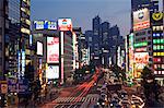 Beschäftigt Neon beleuchteten Straßen außerhalb der Shinjuku Station, einschließlich das Park Hyatt Hotel, das war der Drehort für den Film Lost in Translation