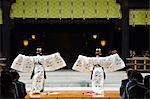 L'île de Honshu, Japon Tokyo, Harajuku District. Sanctuaire de Meiji - dédié à l'empereur Meiji en 1920 - danse par Shrine Maidens en kimono spécial pour la fête de la Culture.