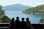 Insel Honshu, Japan Präfektur Kanagawa, Fuji-Hakone-Nationalpark. Rote Torii-Tor am Lake Ashi mit Fujisan (3776m) im Hintergrund. Japanische Frauen anzeigen vom Narukawa Museum.