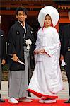 Insel Honshu, Japan Hiroshima-Präfektur, Insel Miyajima, Itsukushima-Schrein. Hochzeit Zeremonie Familienfoto.