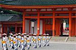 Au Japon, l'île de Honshu, préfecture de Kyoto, Kyoto City. Festival Jidai des âges. Créé en 1895, commémorant l'anniversaire de l'année 1100 depuis le début de la capitale. Défilé de costumes traditionnels entrant dans le sanctuaire Heian.