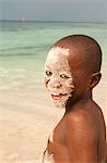 Garçon orphelin à ruche Beach, Mombasa, Kenya