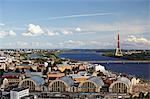 Vue du marché Central avec la tour de télévision en arrière-plan, Riga, Lettonie