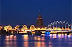 Blick auf den Central Market und Science Academy Building in der Abenddämmerung, Riga, Lettland