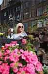Frau trinken Kaffee im Café, Riga, Latvi.