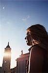 Lituanie, Vilnius, femme assise à la place de la cathédrale avec beffroi de cathédrale de Vilnius de bagage.