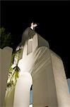 Playa del Carmen, Mexiko. Moderne katholische Kirche auf der 5th Avenue in Playa del Carmen in der Nacht.