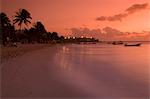 Playa del Carmen, Mexiko. Fischerboote am Strand bei Sonnenaufgang in Playa del Carmen, Mexiko