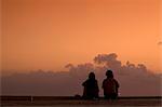 Playa del Carmen, Mexiko. Beobachten den Sonnenaufgang auf dem Kreuzfahrtschiff dock in Playa del Carmen Mexiko