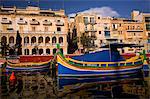 Malte, Cospicua ; Le « Luzzu » ; bateaux de pêche maltais traditionnels aux couleurs vives.