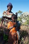 Malawi, Lilongwe Bereich, Ntchisi Forest Reserve. Eine Familie arbeitet in der Reserve, totes Holz sammeln und pflegen Wanderwege