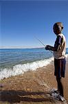 Malawi, le lac Malawi. Likoma Island, sur les rives du lac un jeune garçon essaie sa main à la pêche