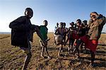 Malawi, Lilongwe, Ntchisi Forest Reserve. L'équipe locale de football jeunes montre leurs compétences de contrôle de balle