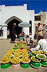 Oman, Muscat, Muttrah. Vendeurs de fruits bordent les trottoirs à l'extérieur du Souk de Muttrah.