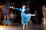 Russie, Saint-Pétersbourg ; Un danseur de ballet, faire une pirouette dans sa pièce solo pendant « Le lac des cygnes » de Tchaïkovski