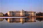 Russie, Saint-Pétersbourg ; Le long de l'embarkement de la rivière Neva, l'Académie d'Art de Saint-Pétersbourg avec reflet dans l'eau